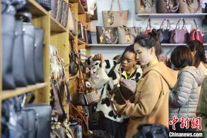 女士選購(gòu)包包。　彭華 攝